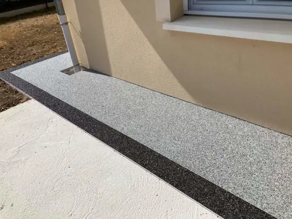 Allée de jardin en tapis de pierre