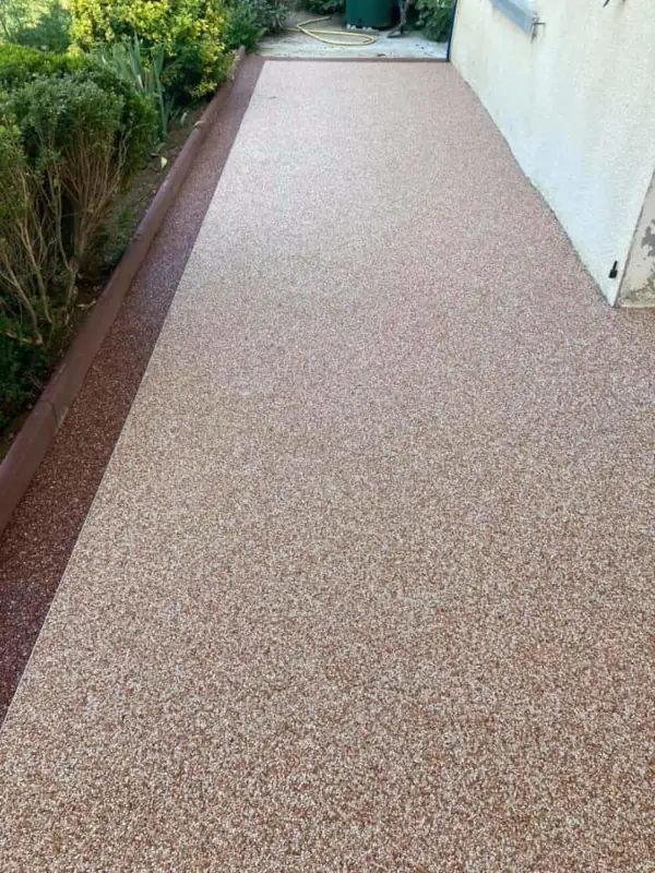 Chemin extérieur en résine et granulats