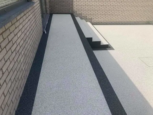 Escalier d’entrée en tapis de pierre