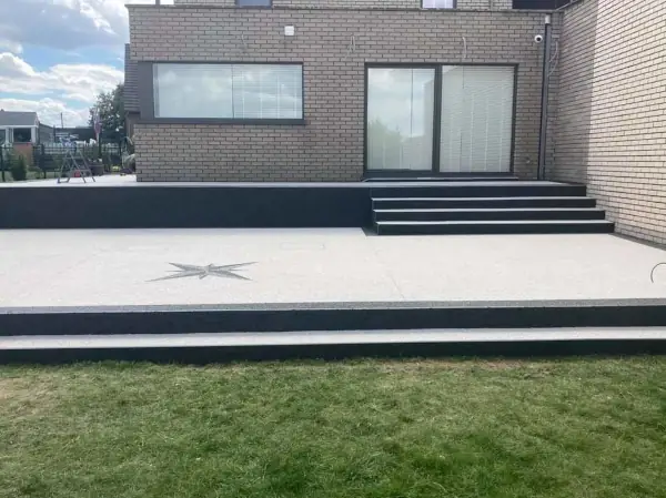 Revêtement d’escalier extérieur en tapis de pierre