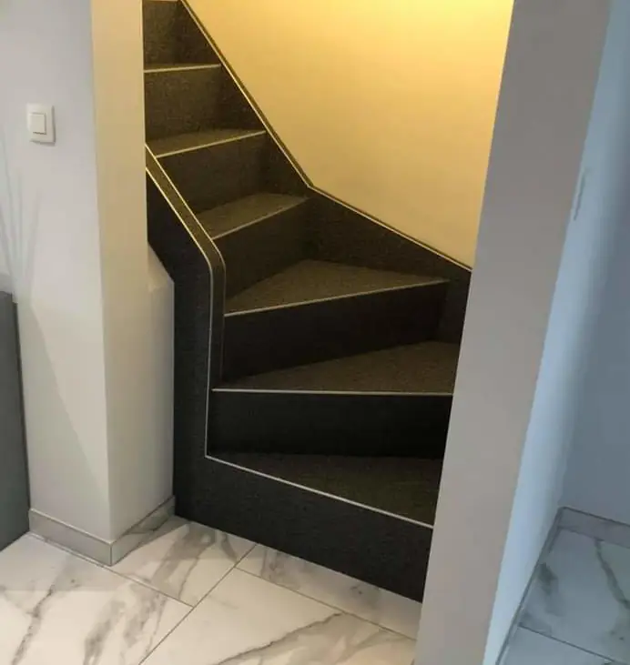 Escalier design en tapis de pierre