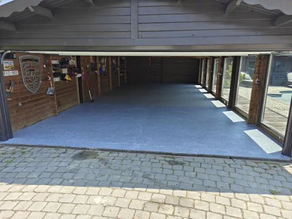 Revêtement de garage en tapis de pierre