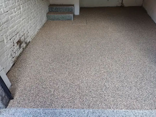 Sol de garage décoratif en tapis de pierre