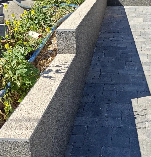 Muret en tapis de pierre