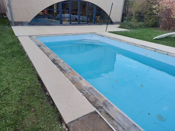 Abords de piscine en résine et granulats