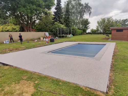 Contour de bassin en tapis de pierre