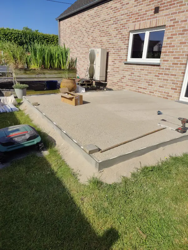 Terrasse extérieure en résine et granulats
