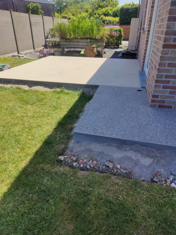 Cour extérieure en tapis de pierre