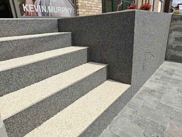 Escalier extérieur en tapis de pierre