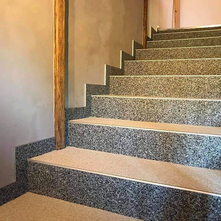 Escalier intérieur en tapis de pierre