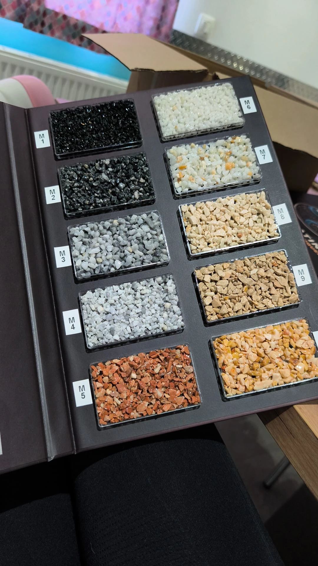 Granulats, résines et outils pour tapis de pierre